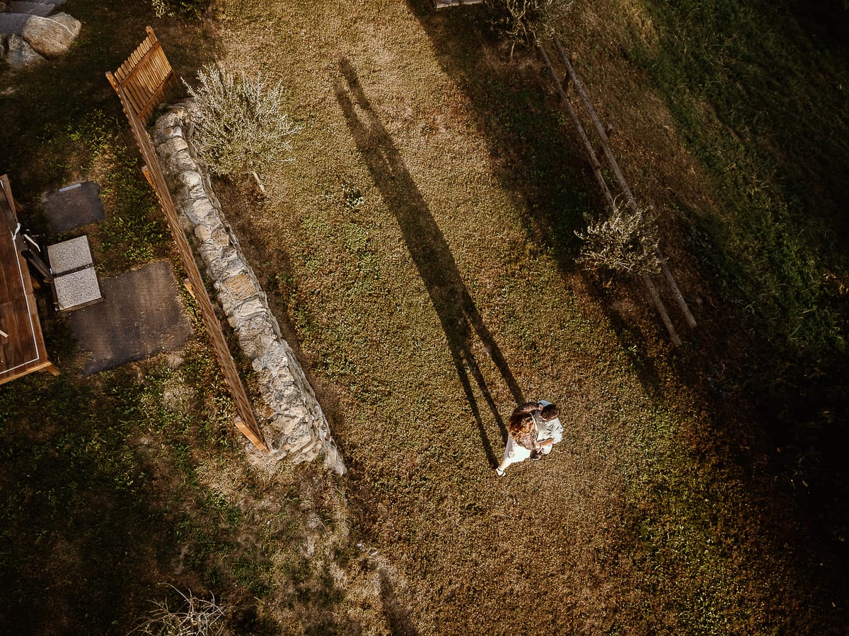 Fotografo matrimonio Rivalba. Villa Ala. Prewedding di Giorgia e Marco. Golden Hour. Foto dal drone che immortala le lunghe ombre della coppia.