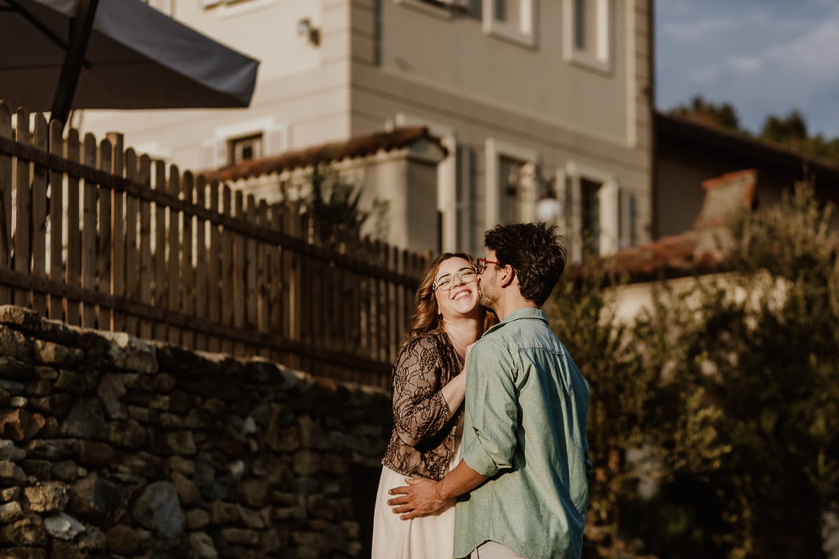 Fotografo matrimonio Rivalba. Villa Ala. Prewedding di Giorgia e Marco. Golden Hour. Marco bacia la guancia di Giorgia.