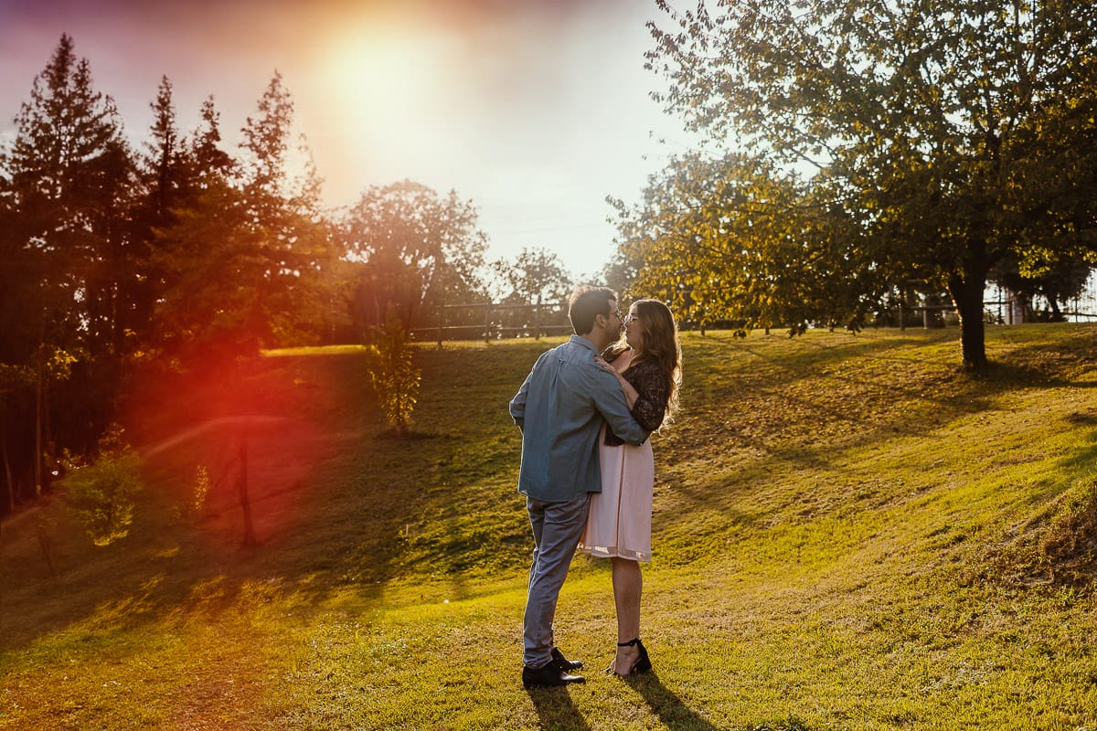 Fotografo matrimonio Rivalba. Villa Ala. Prewedding di Giorgia e Marco. Golden Hour. Flare