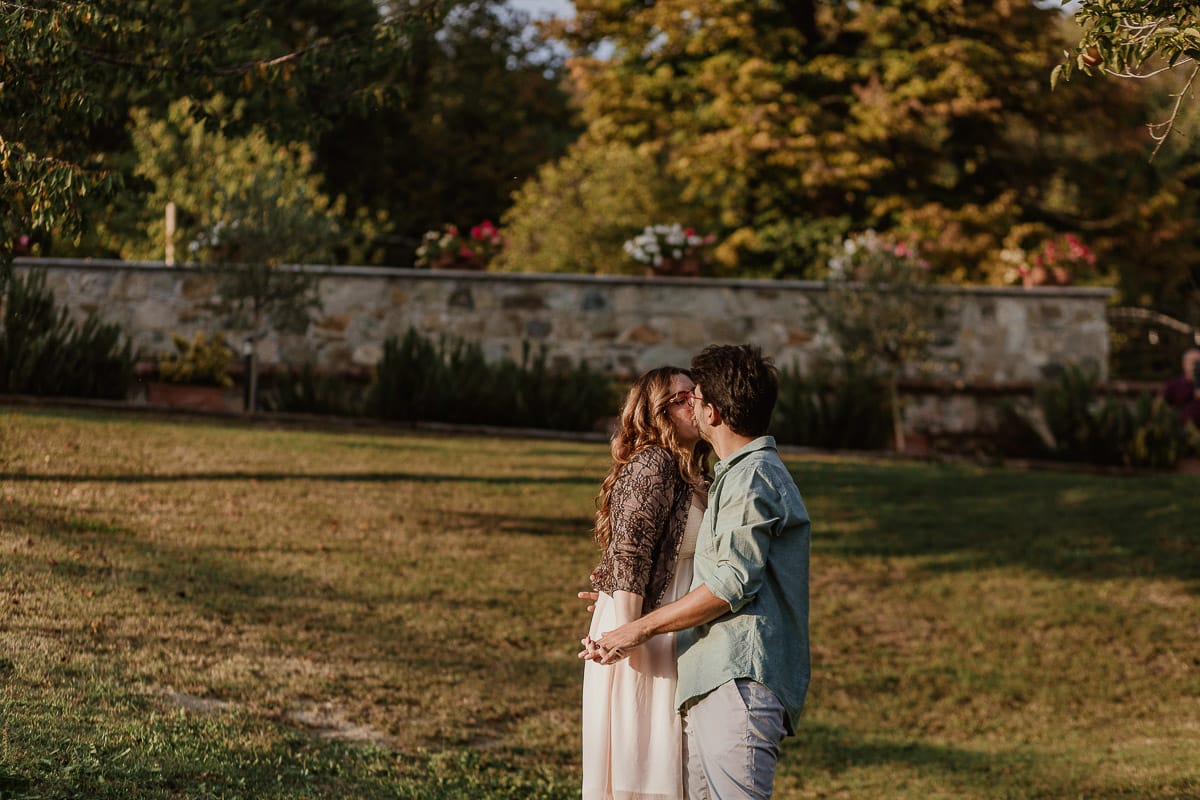 Fotografo matrimonio Rivalba. Villa Ala. Prewedding di Giorgia e Marco. Golden Hour. Bacio