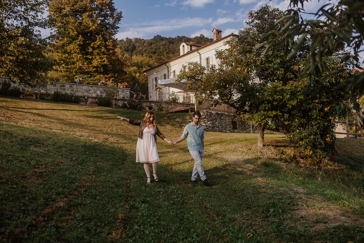 Fotografo matrimonio Rivalba. Villa Ala. Prewedding di Giorgia e Marco. Golden Hour. La coppia cammina