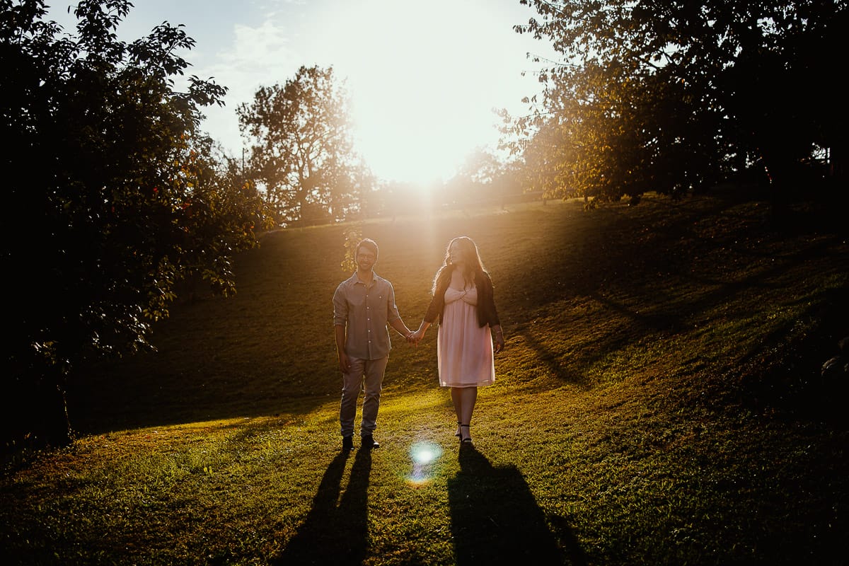 Fotografo matrimonio Rivalba. Villa Ala. Prewedding di Giorgia e Marco. Golden Hour. La coppia cammina in controluce. Flare.