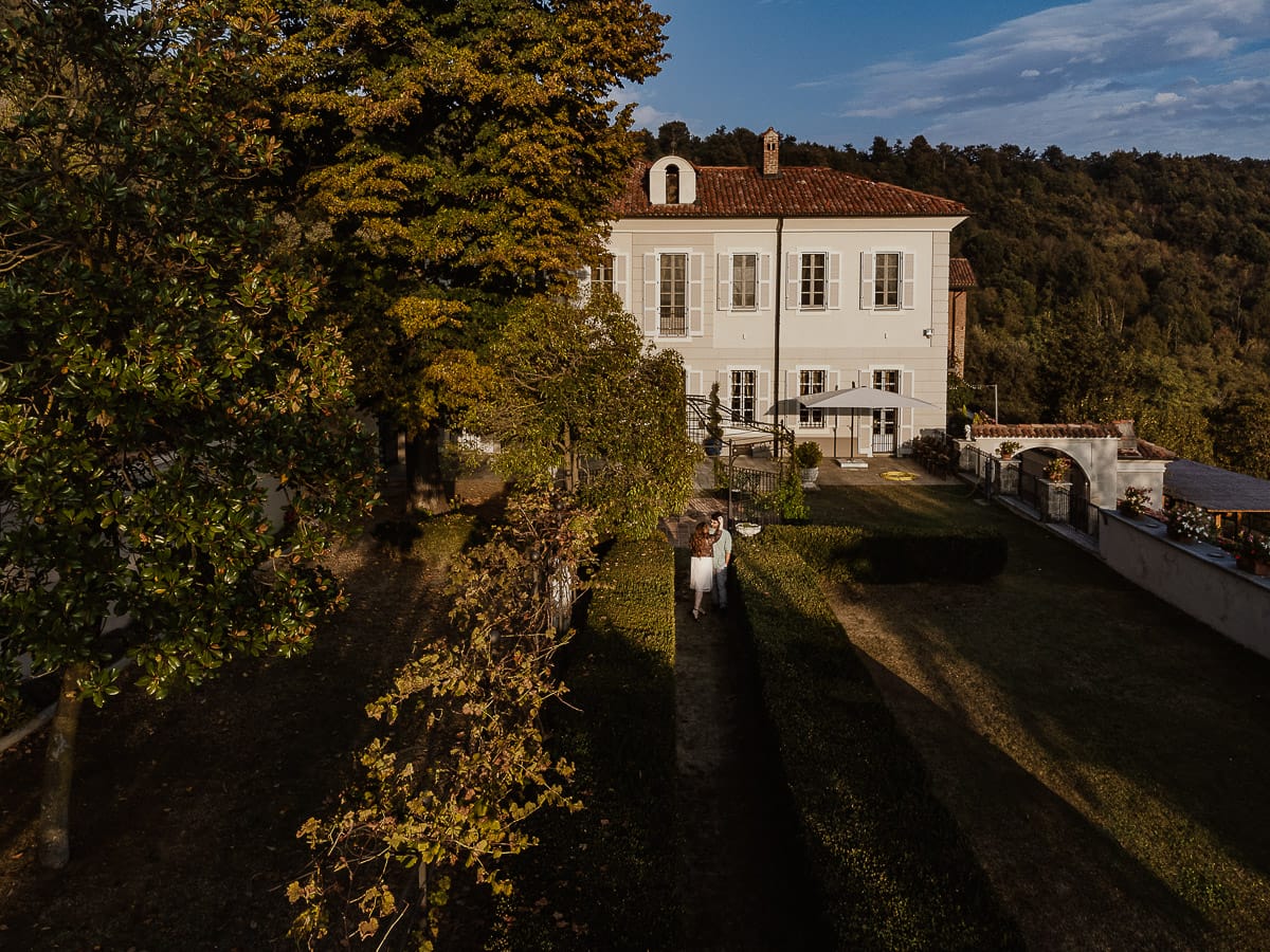 Fotografo matrimonio Rivalba. Villa Ala. Prewedding di Giorgia e Marco. Golden Hour. la coppia passeggia davanti alla villa. Foto dal drone.