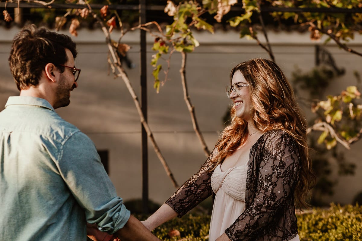Fotografo matrimonio Rivalba. Villa Ala. Prewedding di Giorgia e Marco. Golden Hour. La coppia si prende per mano.