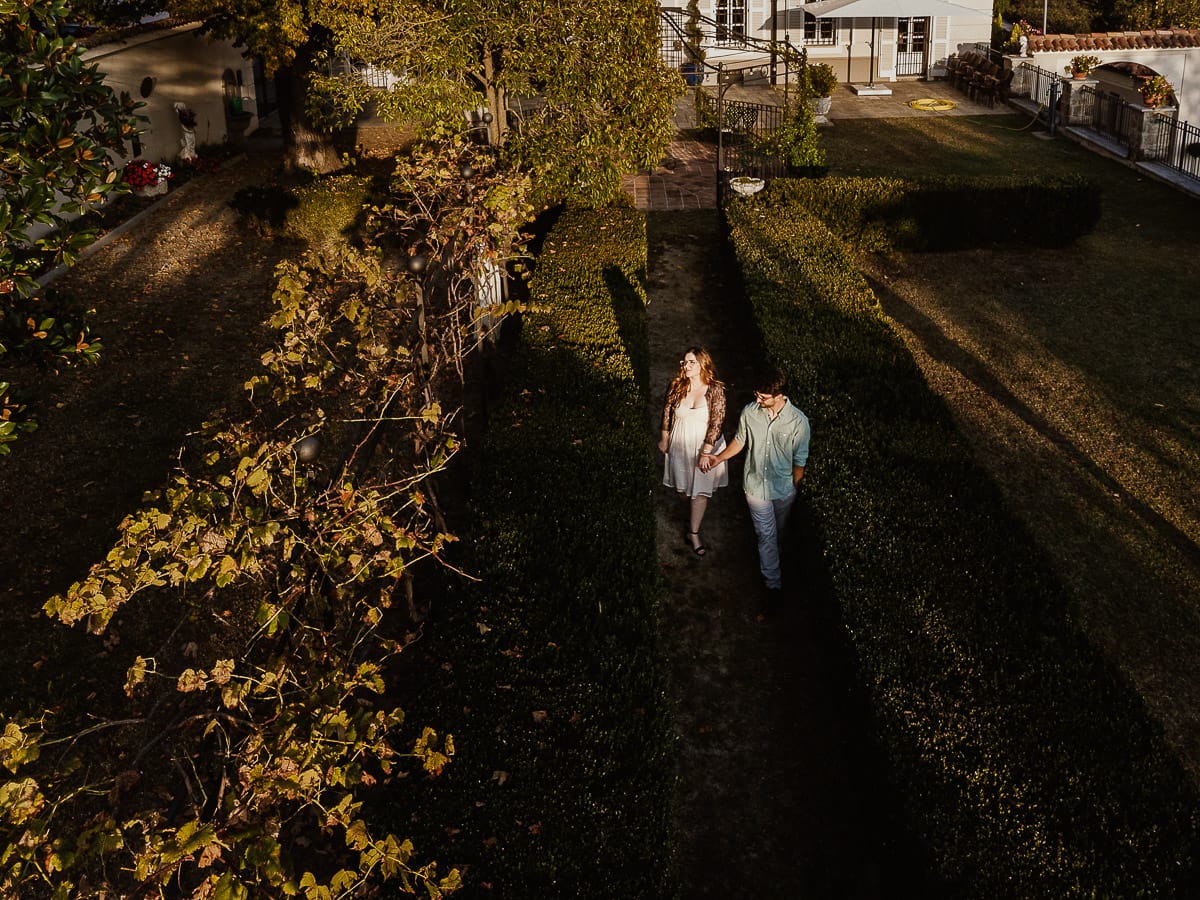 Fotografo matrimonio Rivalba. Villa Ala. Prewedding di Giorgia e Marco. Golden Hour. La coppia cammina mano nella mano. Foto dal drone.