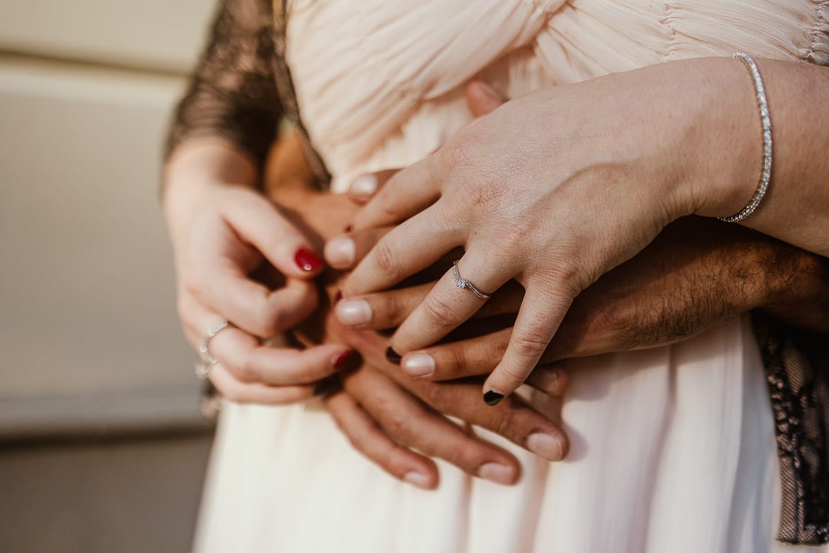 Fotografo matrimonio Rivalba. Villa Ala. Prewedding di Giorgia e Marco. Dettaglio sulle mani