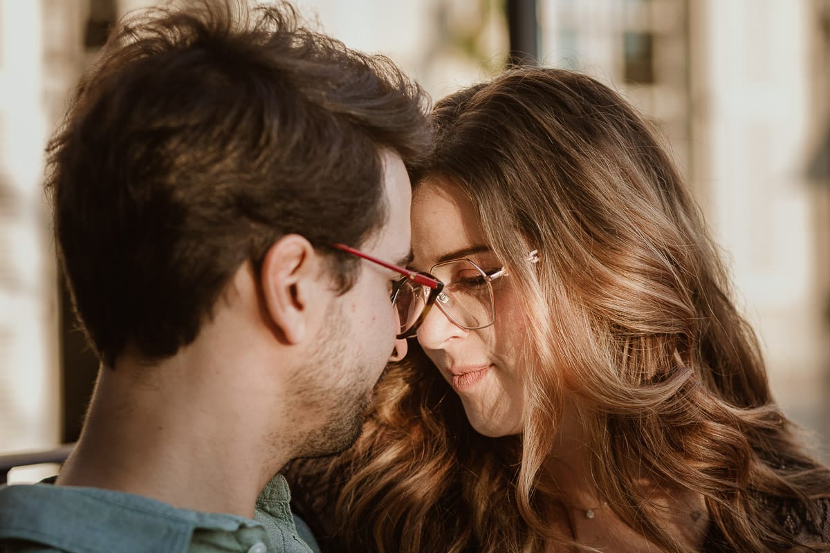 Fotografo matrimonio Rivalba. Villa Ala. Prewedding di Giorgia e Marco. Golden Hour. La coppia è seduti su di una panchina di ferro battuto, davanti alla villa sotto un gazebo in ferro battuto. Ritratto ravvicinato. La coppia è fronte fronte