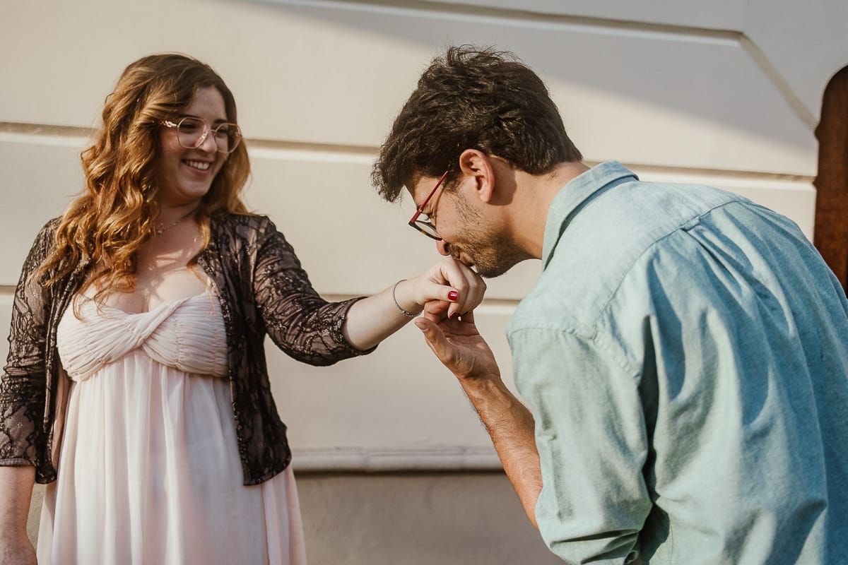 Fotografo matrimonio Rivalba. Villa Ala. Prewedding di Giorgia e Marco Marco fa il baciamano a Giorgia