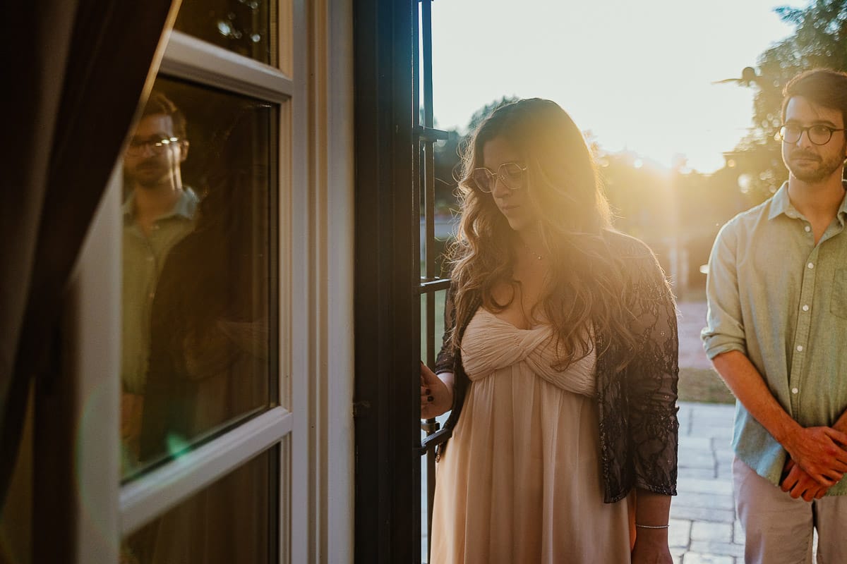 Prewedding di Giorgia e Marco. Golden Hour. La coppia entra nella villa. coppia entra nella villa.