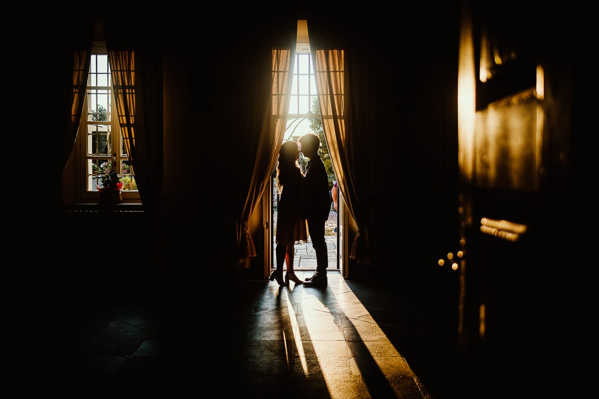 Fotografo matrimonio Rivalba. Villa Ala. Prewedding di Giorgia e Marco. Golden Hour. La coppia entra nella villa. La coppia entra nella villa. Silhouette della coppia ripresa in controluce
