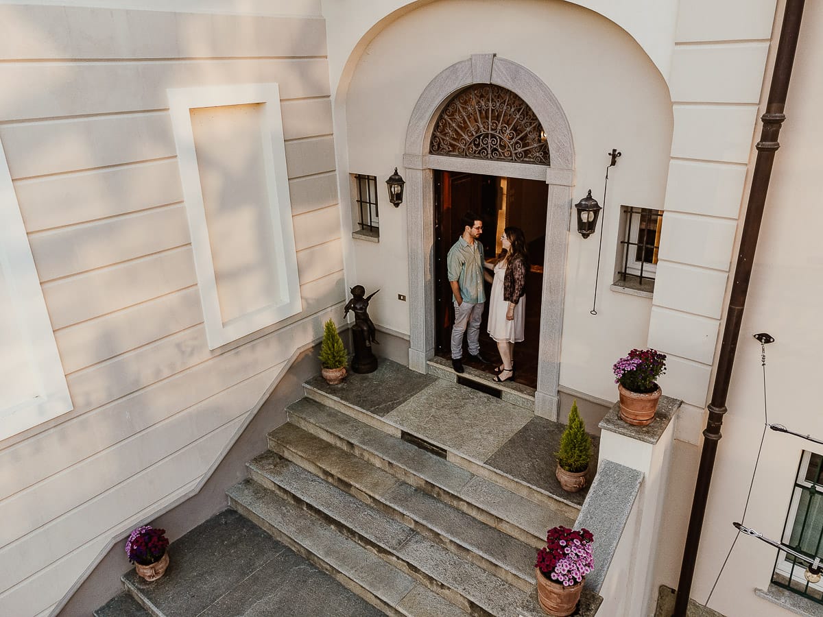 Prewedding di Giorgia e Marco. Golden Hour. La coppia esce dalla villa.foto dal drone
