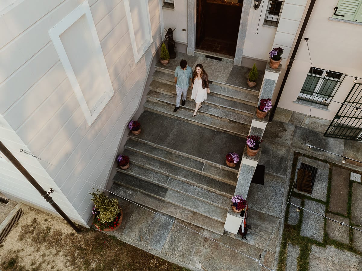 Prewedding di Giorgia e Marco. Golden Hour. La coppia esce dalla villa.foto dal drone