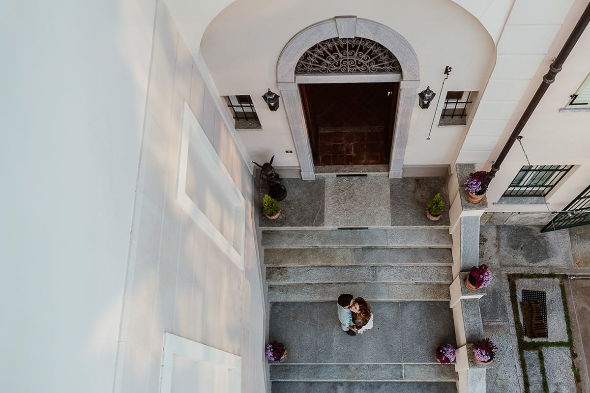Prewedding di Giorgia e Marco. Golden Hour. La coppia esce dalla villa.foto dal drone