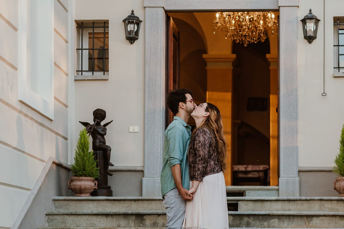 Prewedding di Giorgia e Marco. Golden Hour. La coppia esce dalla villa.