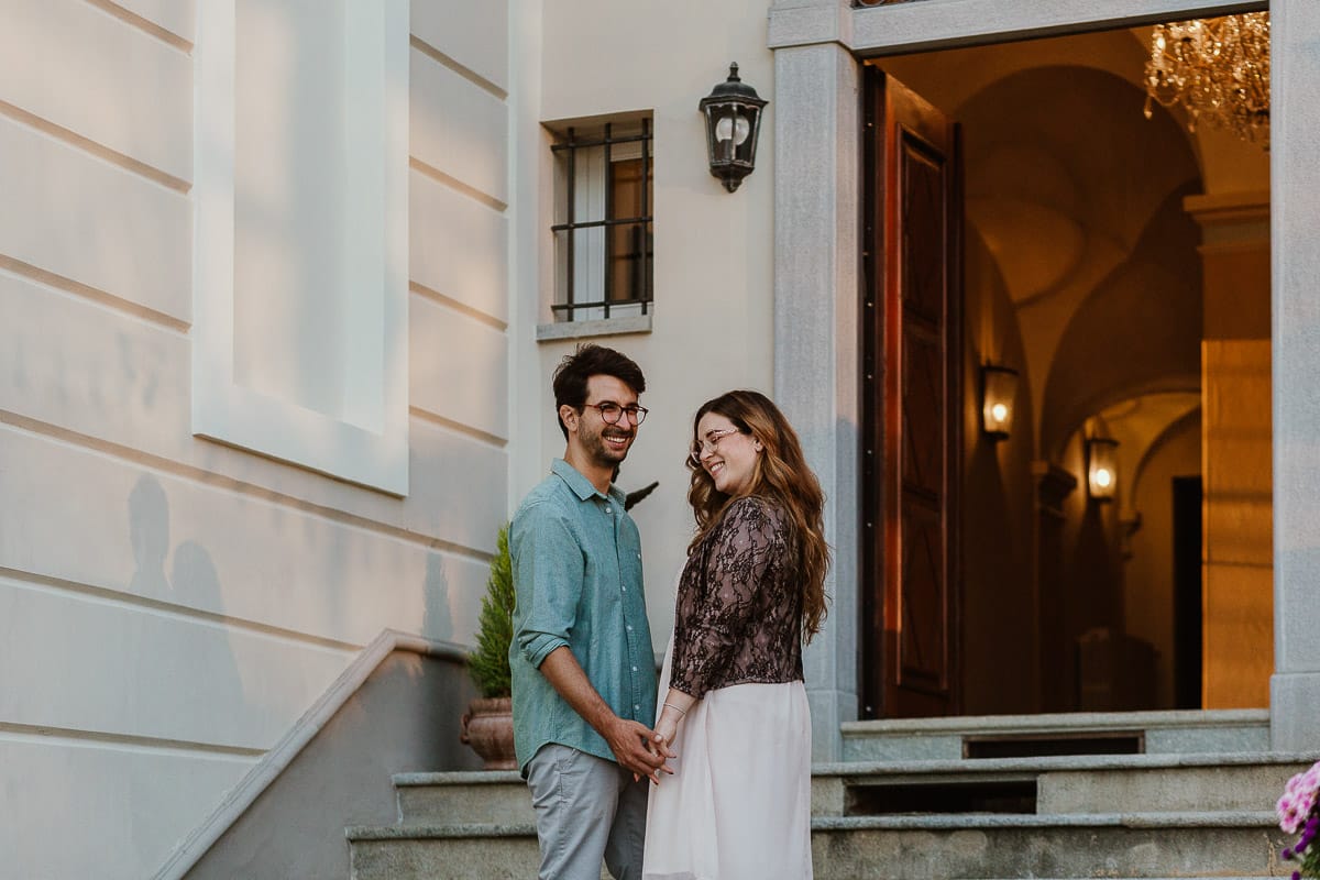 Fotografo matrimonio Rivalba. Villa Ala. Prewedding di Giorgia e Marco. Golden Hour. La coppia esce dalla villa.