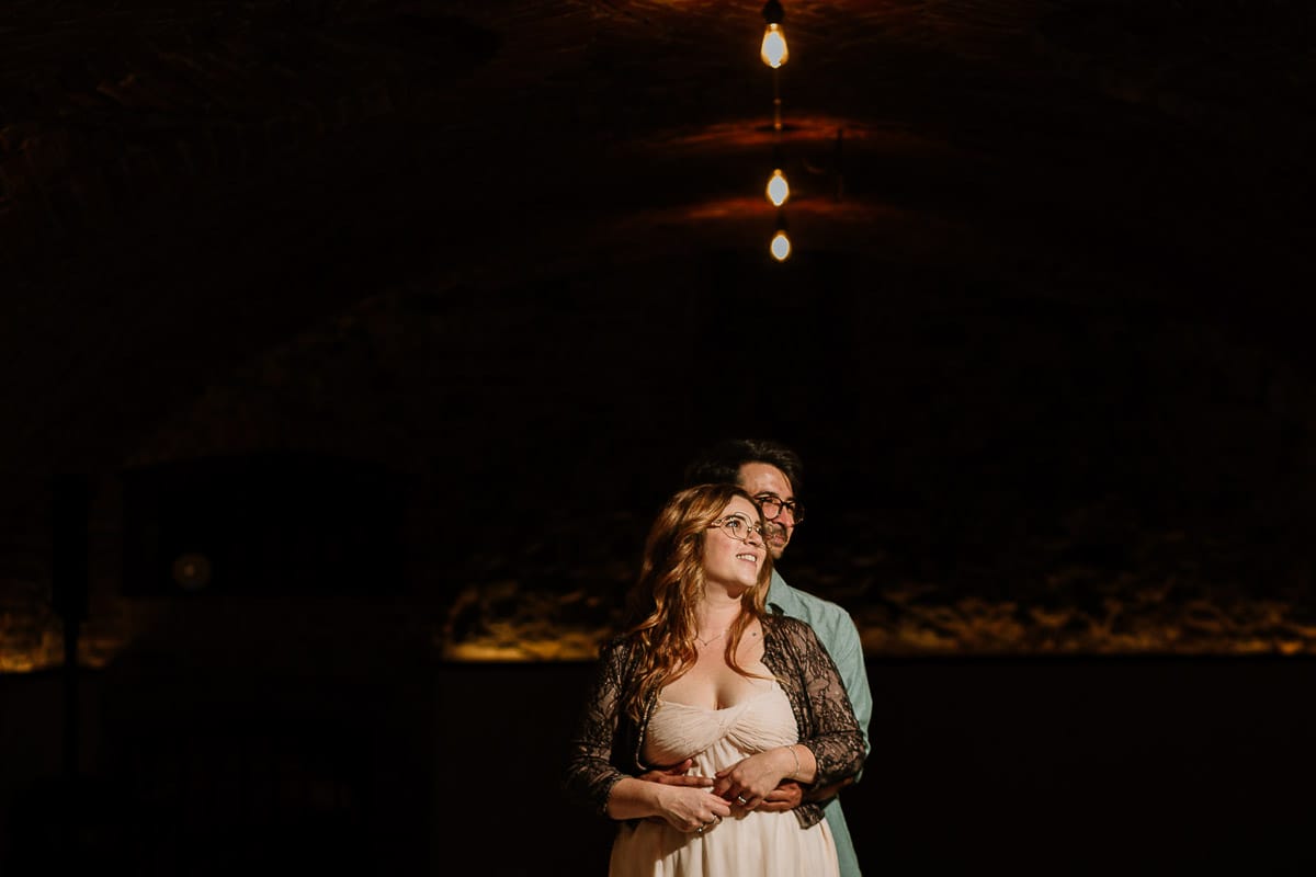 Fotografo matrimonio Rivalba. Villa Ala. Prewedding di Giorgia e Marco. Foto nella cantina della villa. Silhouette. Flash esterno