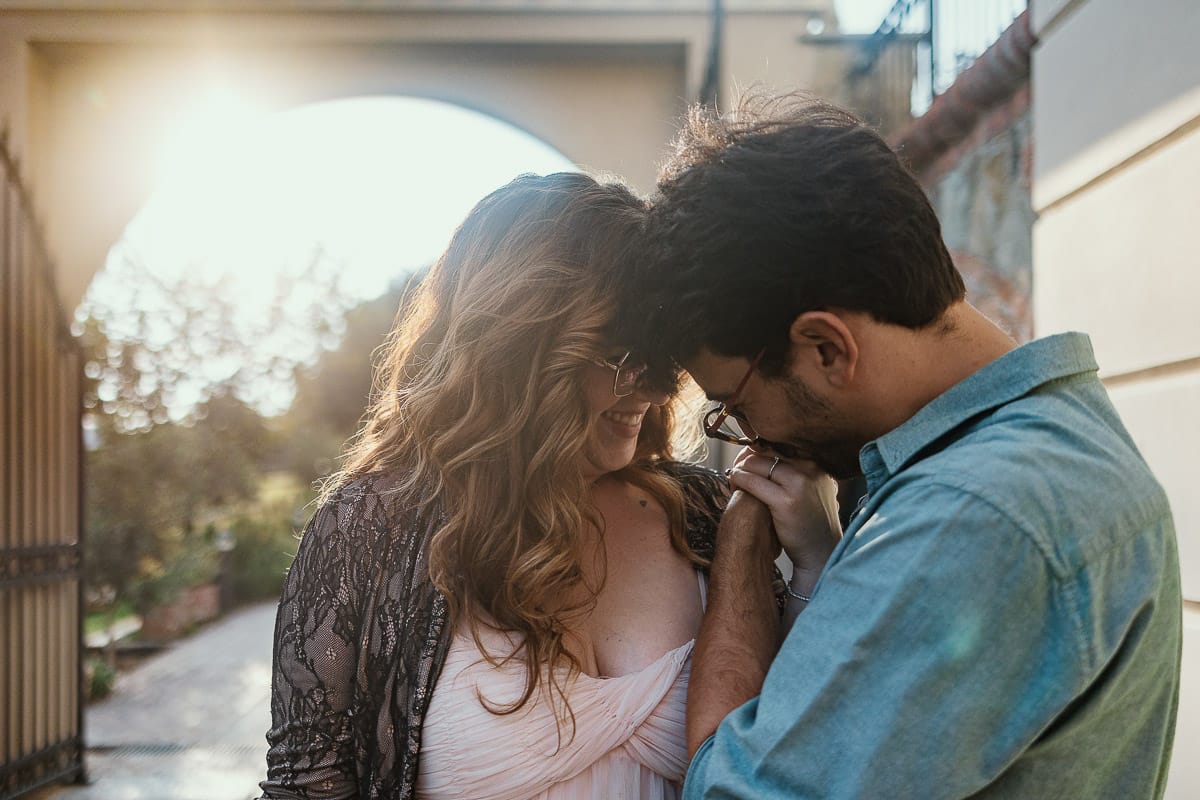 Fotografo matrimonio Rivalba. Villa Ala. Prewedding di Giorgia e Marco. Marco bacia la mano di Giorgia.