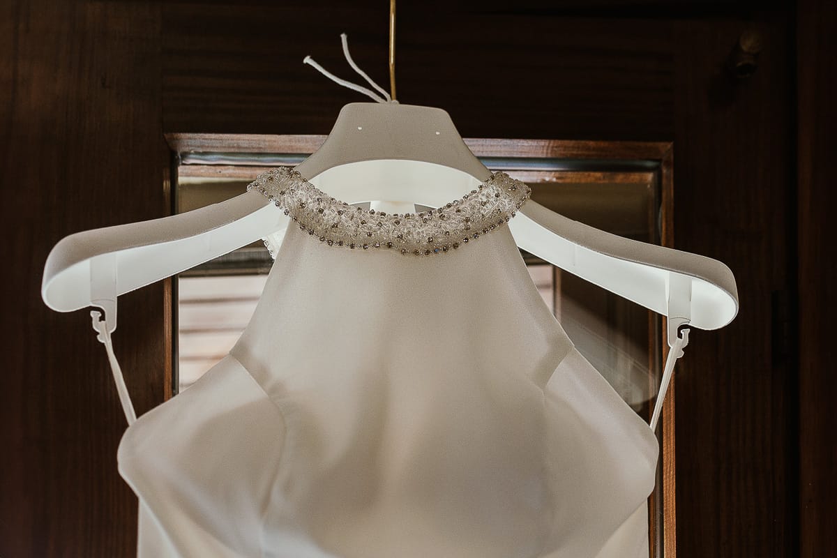 Fotografo matrimonio Torino. Matrimonio eco-consapevole a Cascina Ranverso. Preparazione della sposa a Chieri. Dettaglio del vestito.