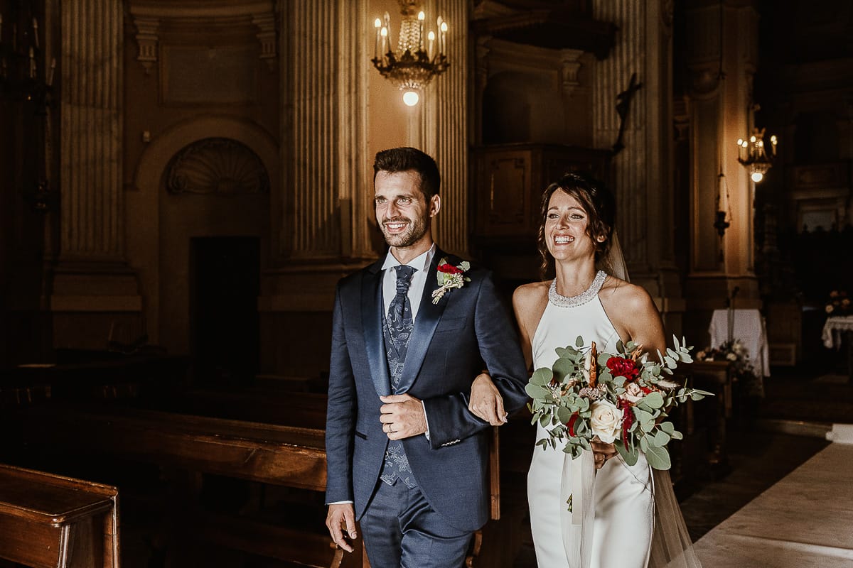 Fotografo matrimonio Torino. Matrimonio eco-consapevole a Cascina Ranverso. Cerimonia a Chieri nella chiesa dei Santi Bernardino e Rocco. Messa. Uscita degli sposi.