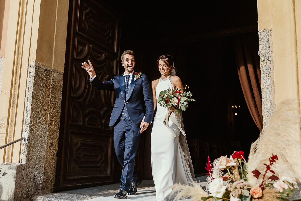 Fotografo matrimonio Torino. Matrimonio eco-consapevole a Cascina Ranverso. Cerimonia a Chieri nella chiesa dei Santi Bernardino e Rocco. Messa. Uscita degli sposi.
