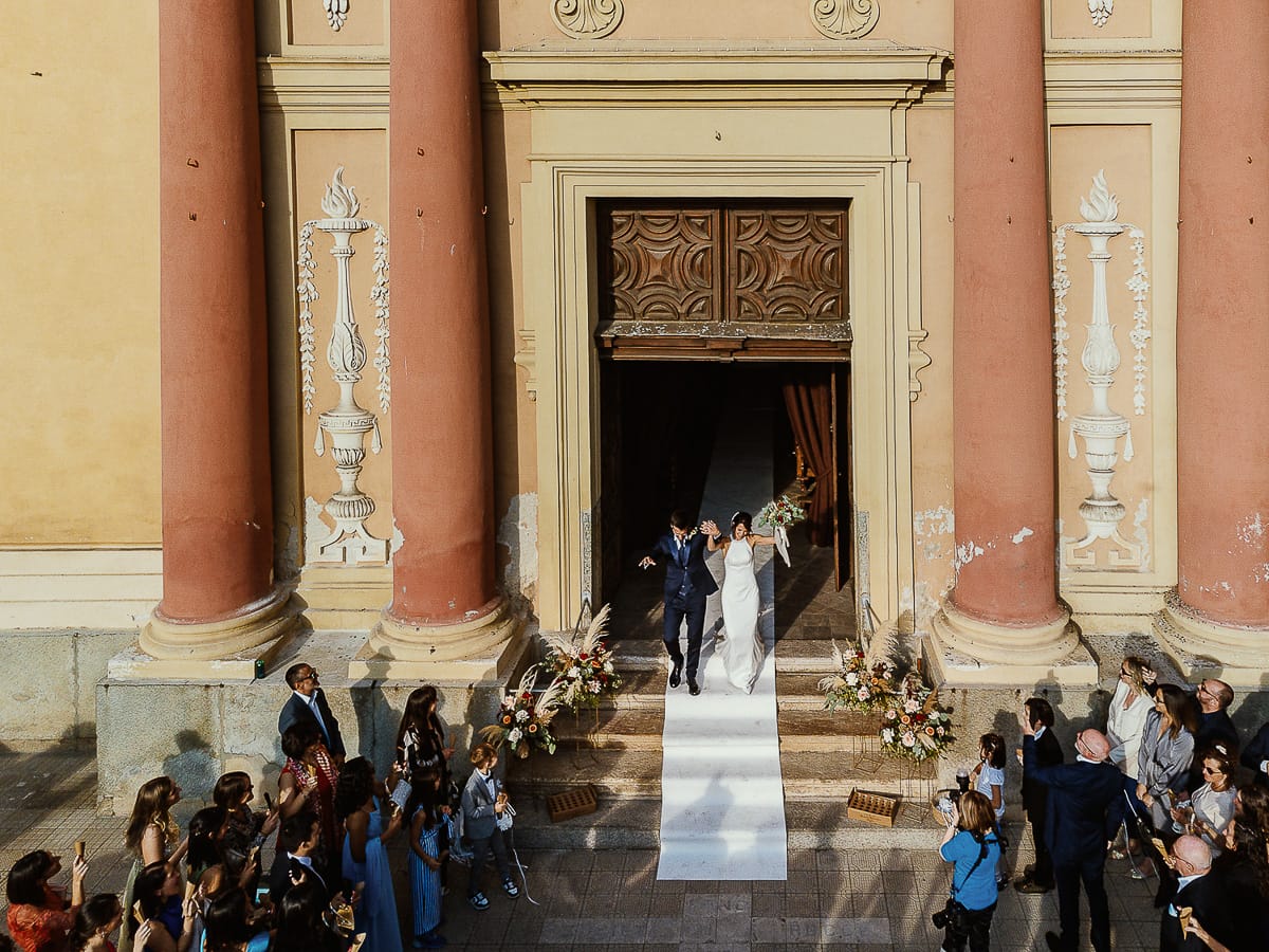 Fotografo matrimonio Torino. Matrimonio eco-consapevole a Cascina Ranverso. Cerimonia a Chieri nella chiesa dei Santi Bernardino e Rocco. Messa. Uscita degli sposi. Foto dal drone