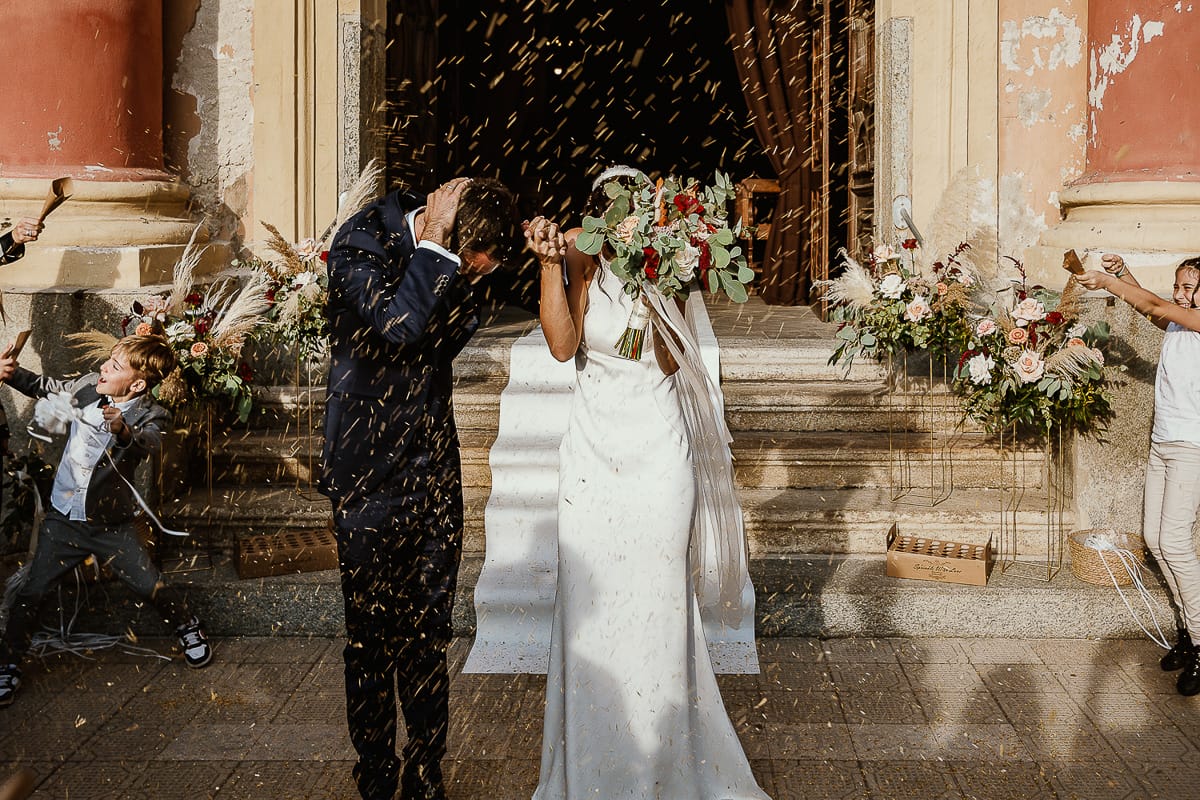 Fotografo matrimonio Torino. Matrimonio eco-consapevole a Cascina Ranverso. Cerimonia a Chieri nella chiesa dei Santi Bernardino e Rocco. Lancio del riso.
