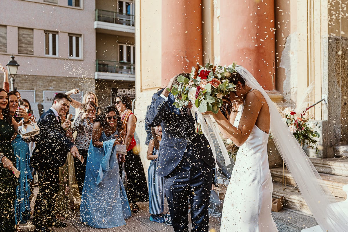 Fotografo matrimonio Torino. Matrimonio eco-consapevole a Cascina Ranverso. Cerimonia a Chieri nella chiesa dei Santi Bernardino e Rocco. Lancio del riso.