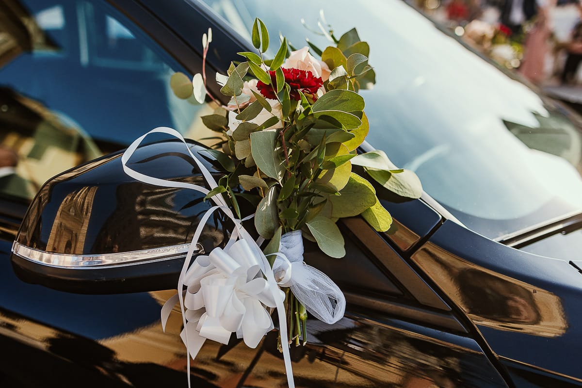 Fotografo matrimonio Torino. Matrimonio eco-consapevole a Cascina Ranverso. Cerimonia a Chieri nella chiesa dei Santi Bernardino e Rocco. Fiore sull'auto