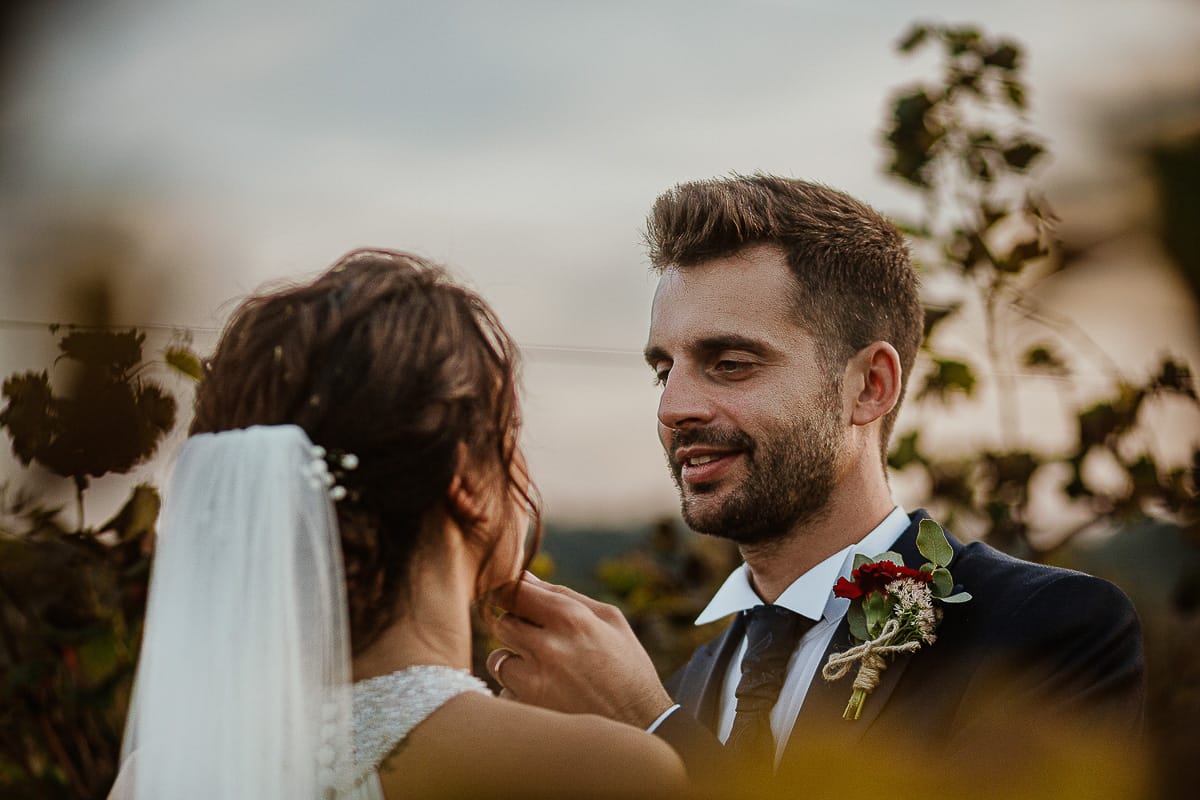 Fotografo matrimonio Torino. Matrimonio eco-consapevole a Cascina Ranverso. Ritratto degli sposi al tramonto. Sposi nel vigneto