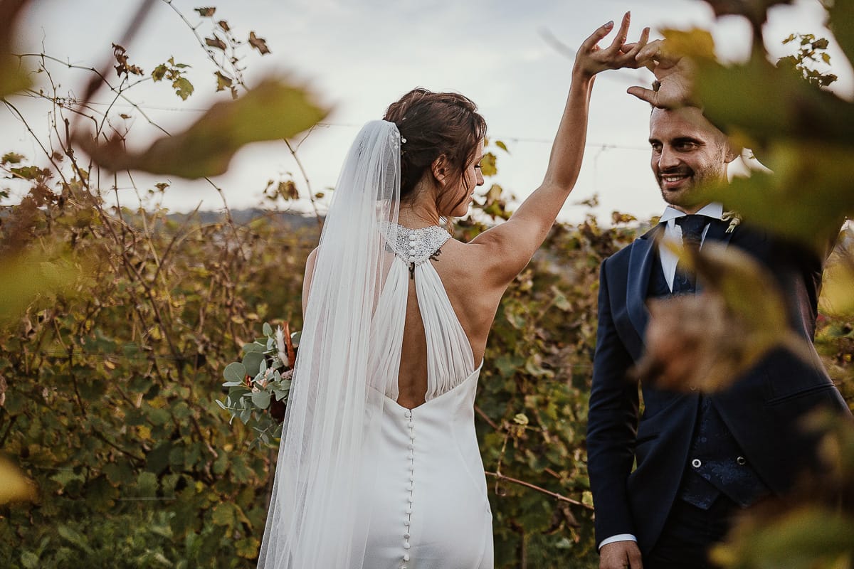 Fotografo matrimonio Torino. Matrimonio eco-consapevole a Cascina Ranverso. Ritratto degli sposi al tramonto. Sposi nel vigneto