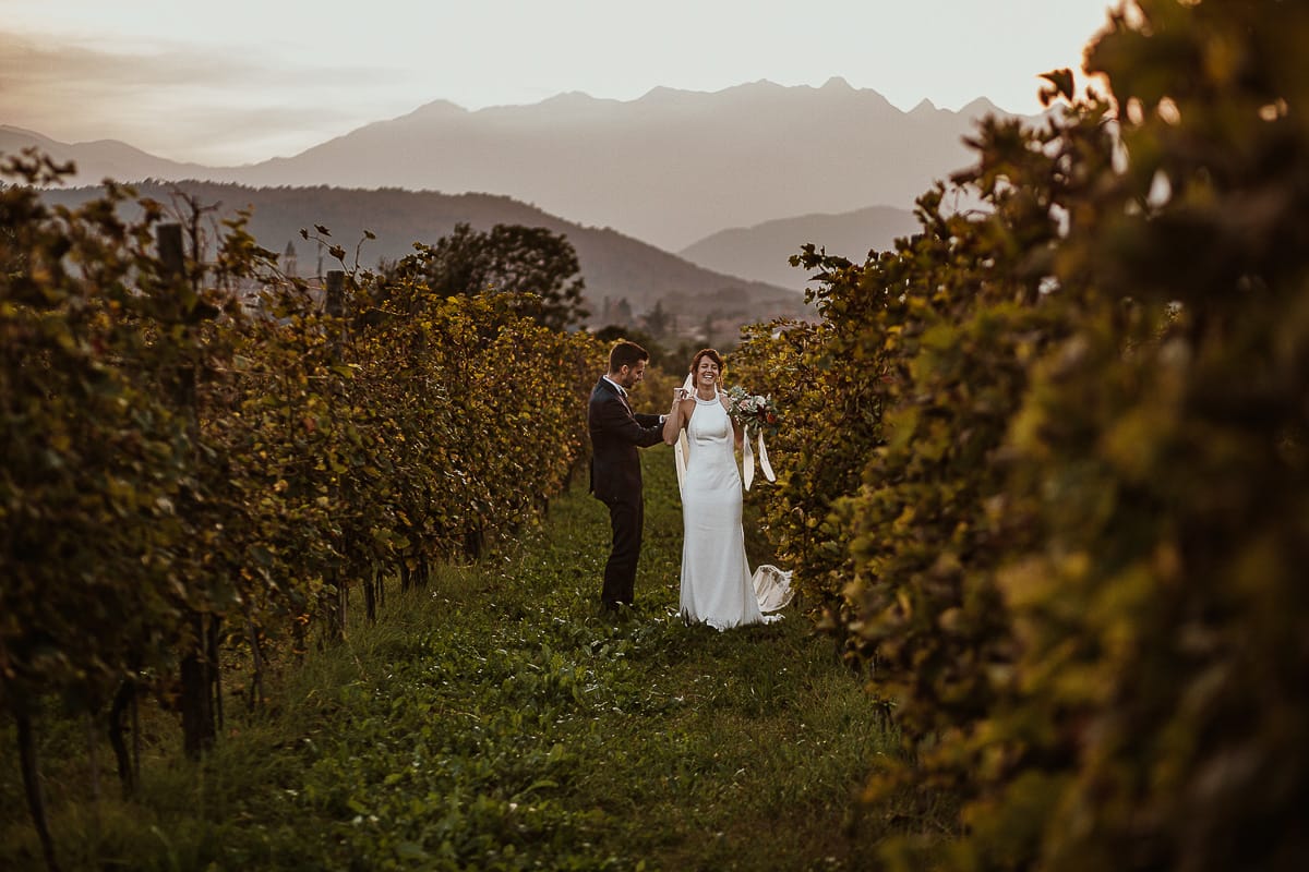 Fotografo matrimonio Torino. Matrimonio eco-consapevole a Cascina Ranverso. Ritratto degli sposi al tramonto. Sposi nel vigneto