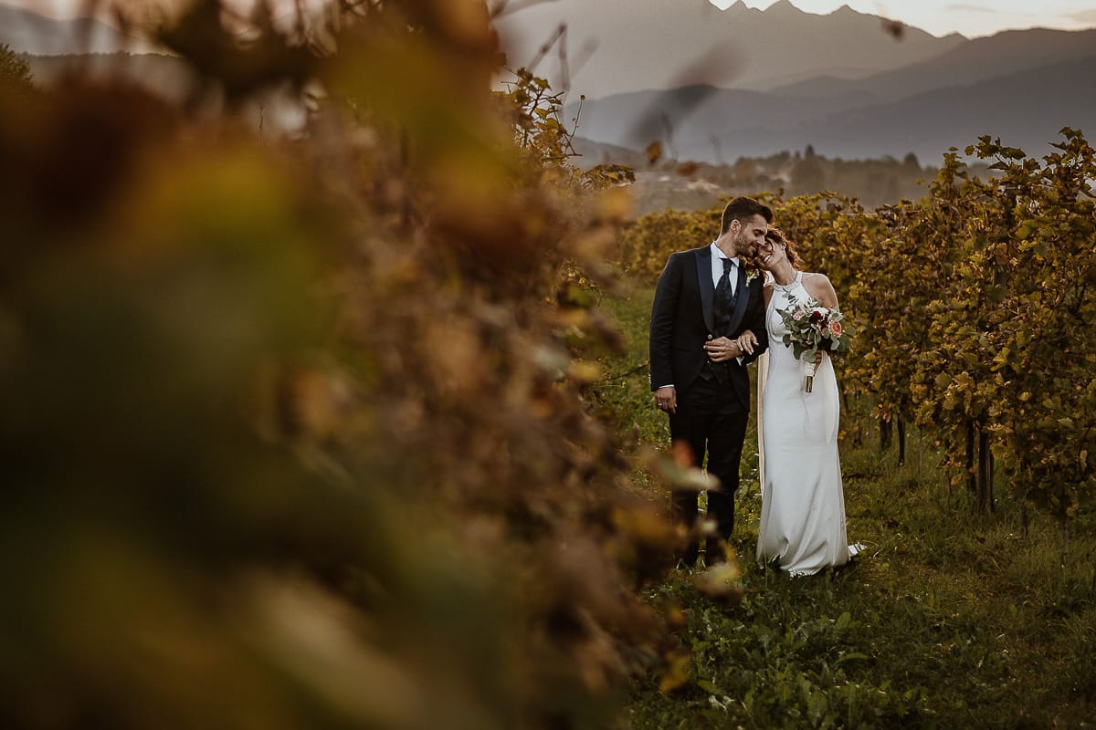 Fotografo matrimonio Torino. Matrimonio eco-consapevole a Cascina Ranverso. Ritratto degli sposi al tramonto. Sposi nel vigneto