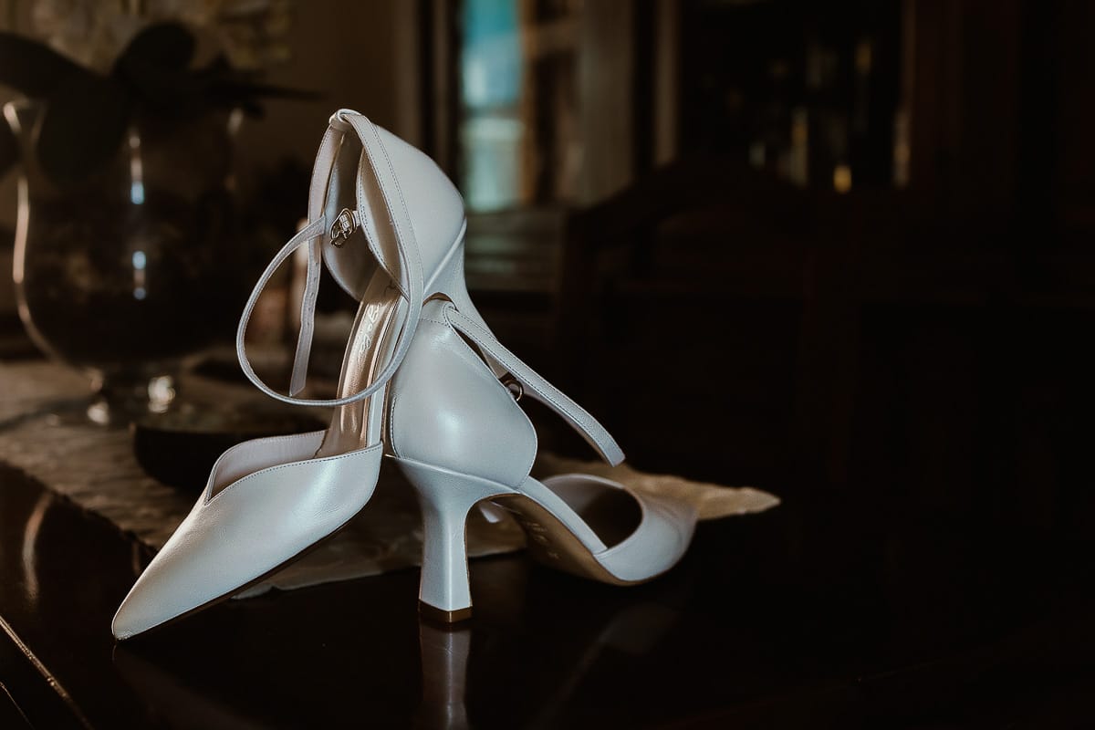 Fotografo matrimonio Torino. Matrimonio eco-consapevole a Cascina Ranverso. Preparazione della sposa a Chieri. Scarpe