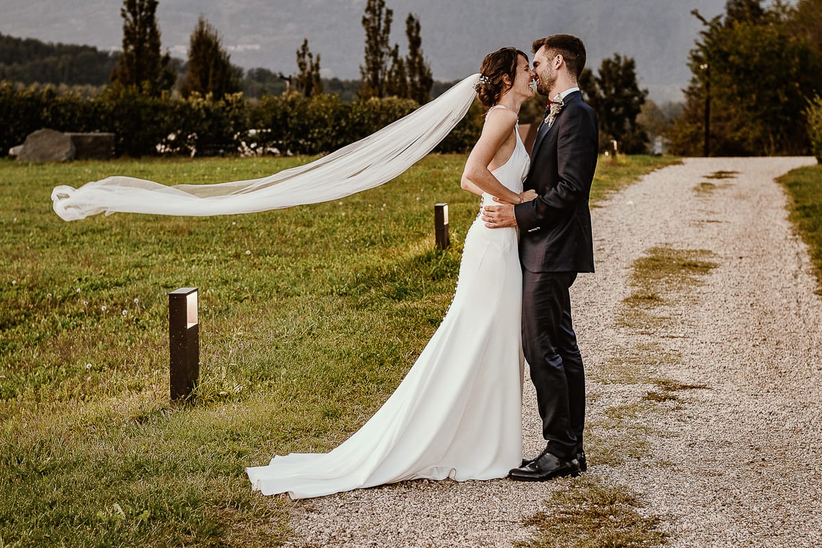 Fotografo matrimonio Torino. Matrimonio eco-consapevole a Cascina Ranverso. Ritratto degli sposi al tramonto.