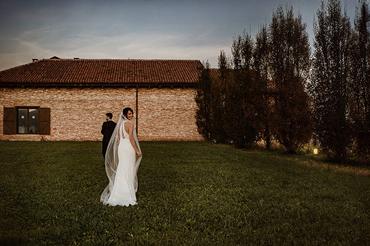 Fotografo matrimonio Torino. Matrimonio eco-consapevole a Cascina Ranverso. Ritratto degli sposi al tramonto.
