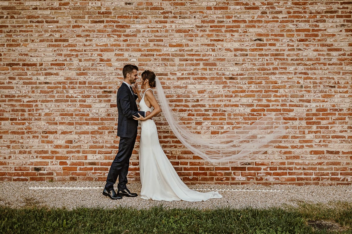 Fotografo matrimonio Torino. Matrimonio eco-consapevole a Cascina Ranverso. Ritratto degli sposi al tramonto.