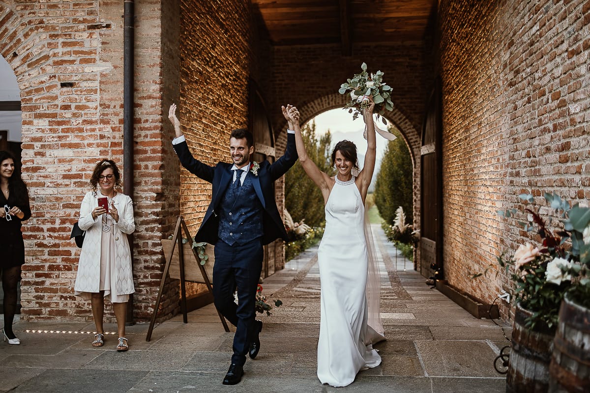 Fotografo matrimonio Torino. Matrimonio eco-consapevole a Cascina Ranverso. Ritratto degli sposi al tramonto. Gli sposi entrano nella location.