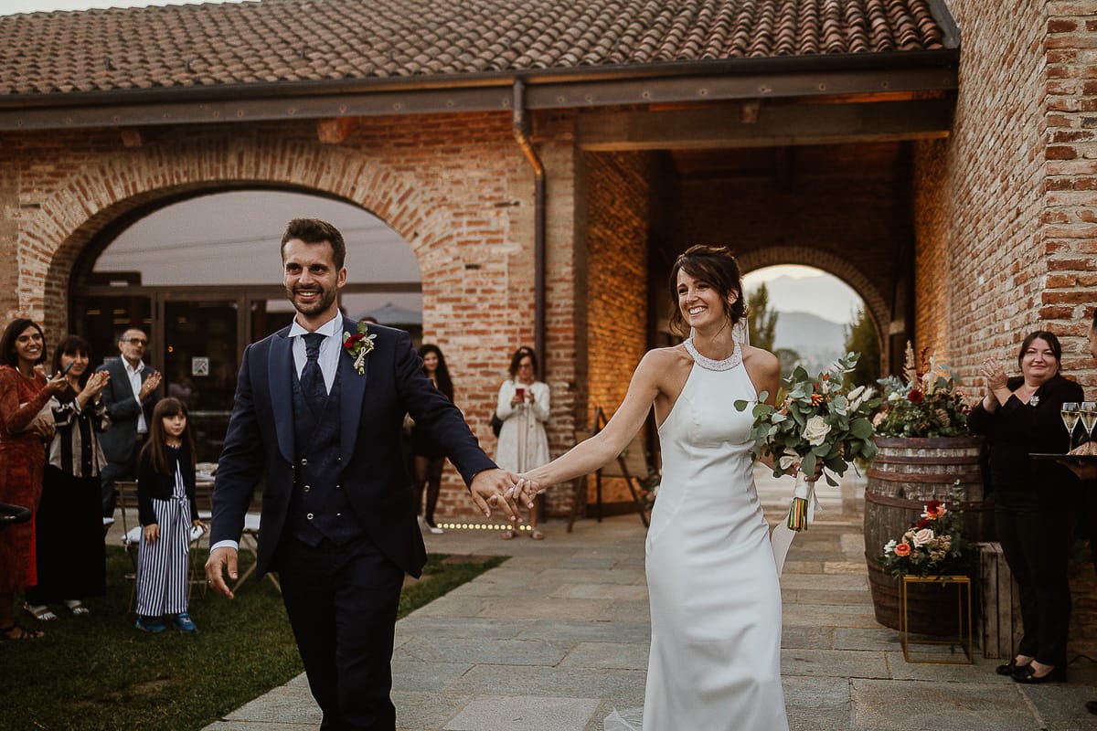 Fotografo matrimonio Torino. Matrimonio eco-consapevole a Cascina Ranverso. Ritratto degli sposi al tramonto. Entrata degli sposi nella location