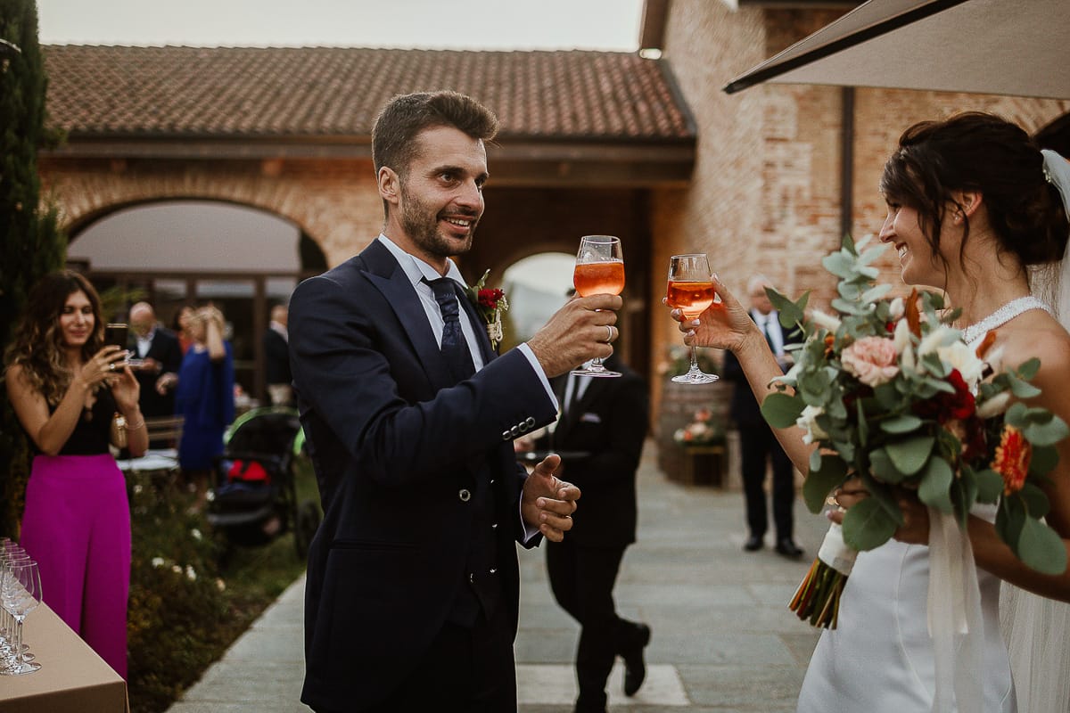 Fotografo matrimonio Torino. Matrimonio eco-consapevole a Cascina Ranverso. Aperitivo. Brindisi degli sposi