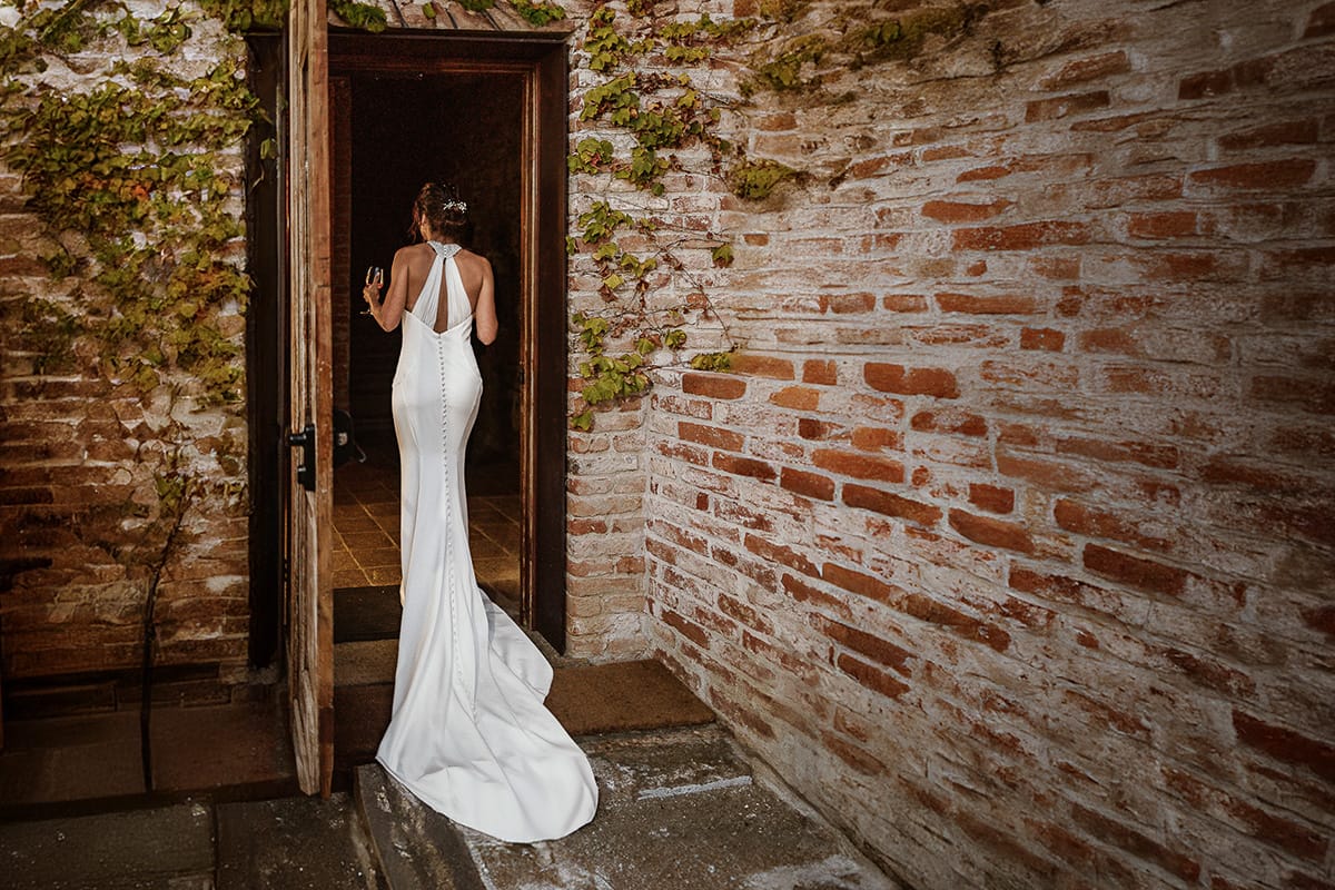 Fotografo matrimonio Torino. Matrimonio eco-consapevole a Cascina Ranverso. Aperitivo. Ritratto della sposa di schiena