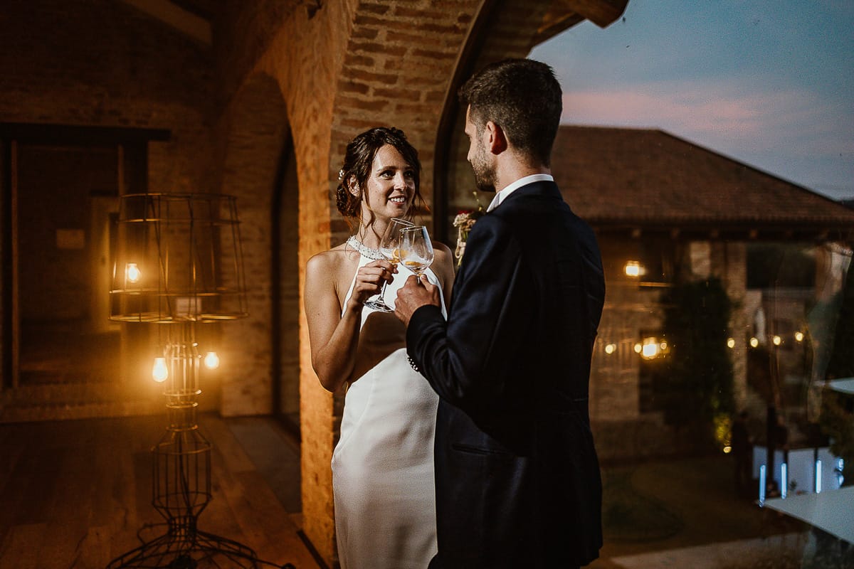 Fotografo matrimonio Torino. Matrimonio eco-consapevole a Cascina Ranverso. Aperitivo. Brindisi degli sposi