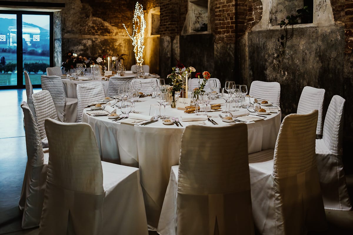 Fotografo matrimonio Torino. Matrimonio eco-consapevole a Cascina Ranverso. Aperitivo. Sala del ricevimento Tavoli apparecchiati