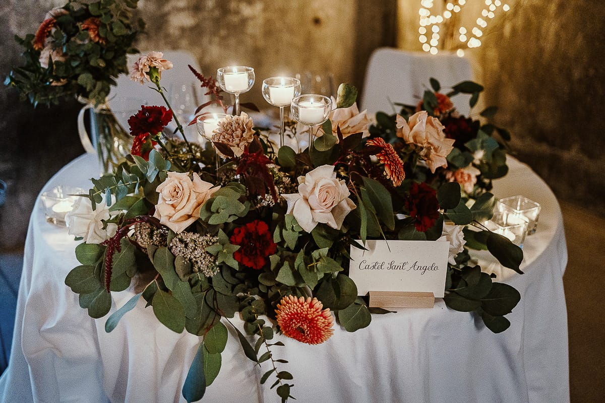 Fotografo matrimonio Torino. Matrimonio eco-consapevole a Cascina Ranverso. Aperitivo. Sala del ricevimento Tavolo degli sposi
