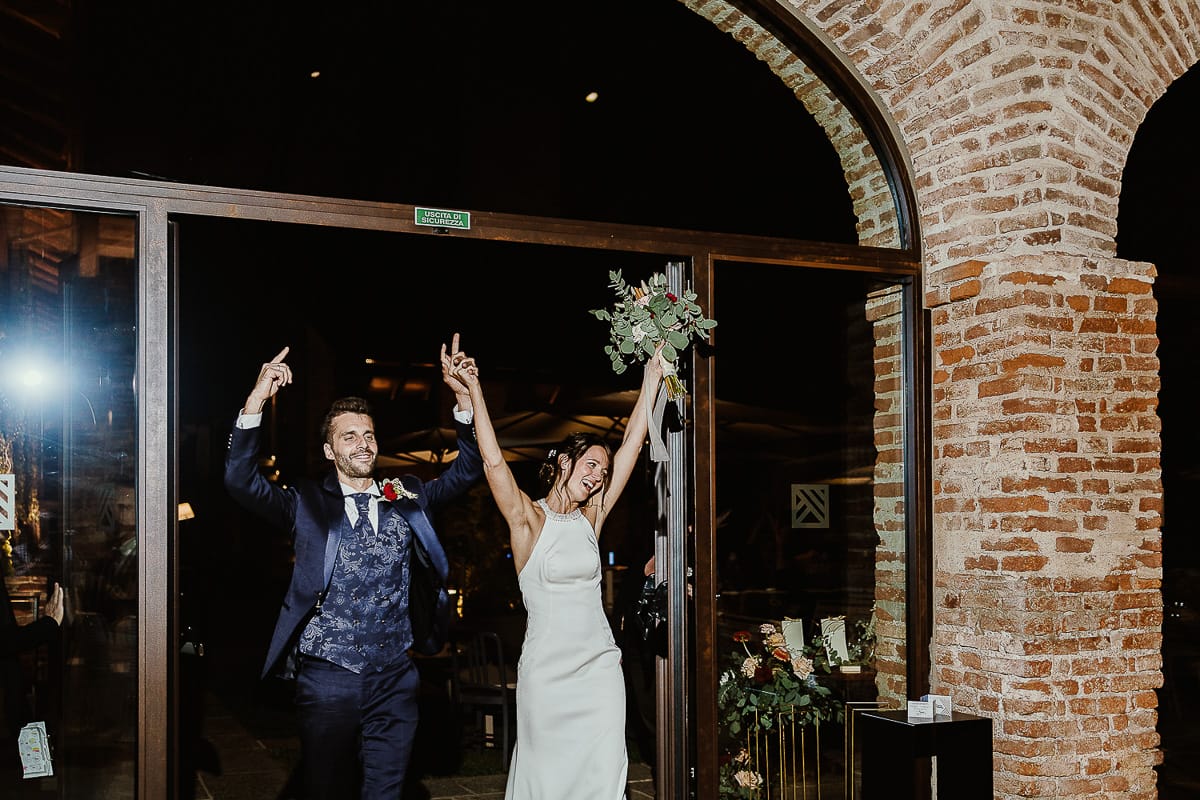 Fotografo matrimonio Torino. Matrimonio eco-consapevole a Cascina Ranverso. Cena. Entrata degli sposi in sala.