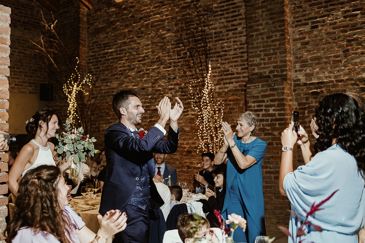 Fotografo matrimonio Torino. Matrimonio eco-consapevole a Cascina Ranverso. Cena. Entrata degli sposi in sala.