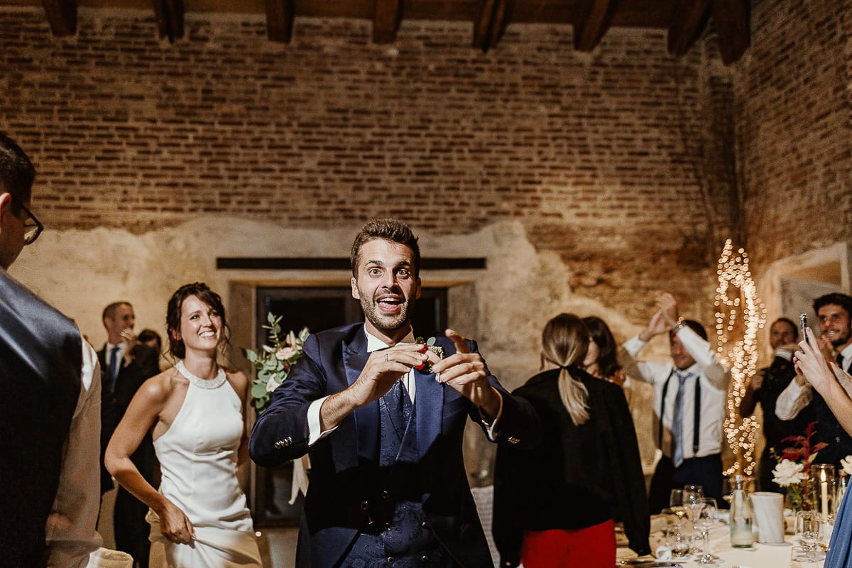 Fotografo matrimonio Torino. Matrimonio eco-consapevole a Cascina Ranverso. Cena. Entrata degli sposi in sala.
