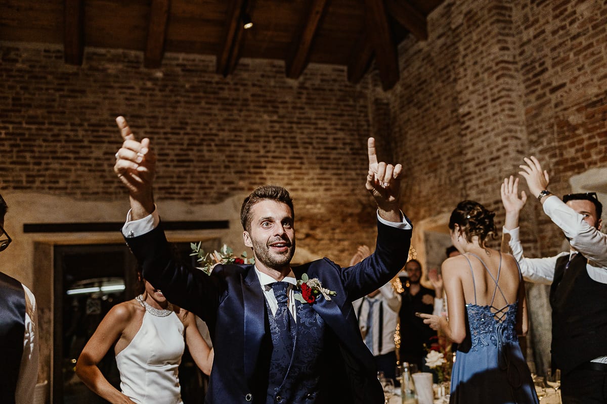 Fotografo matrimonio Torino. Matrimonio eco-consapevole a Cascina Ranverso. Cena. Entrata degli sposi in sala.