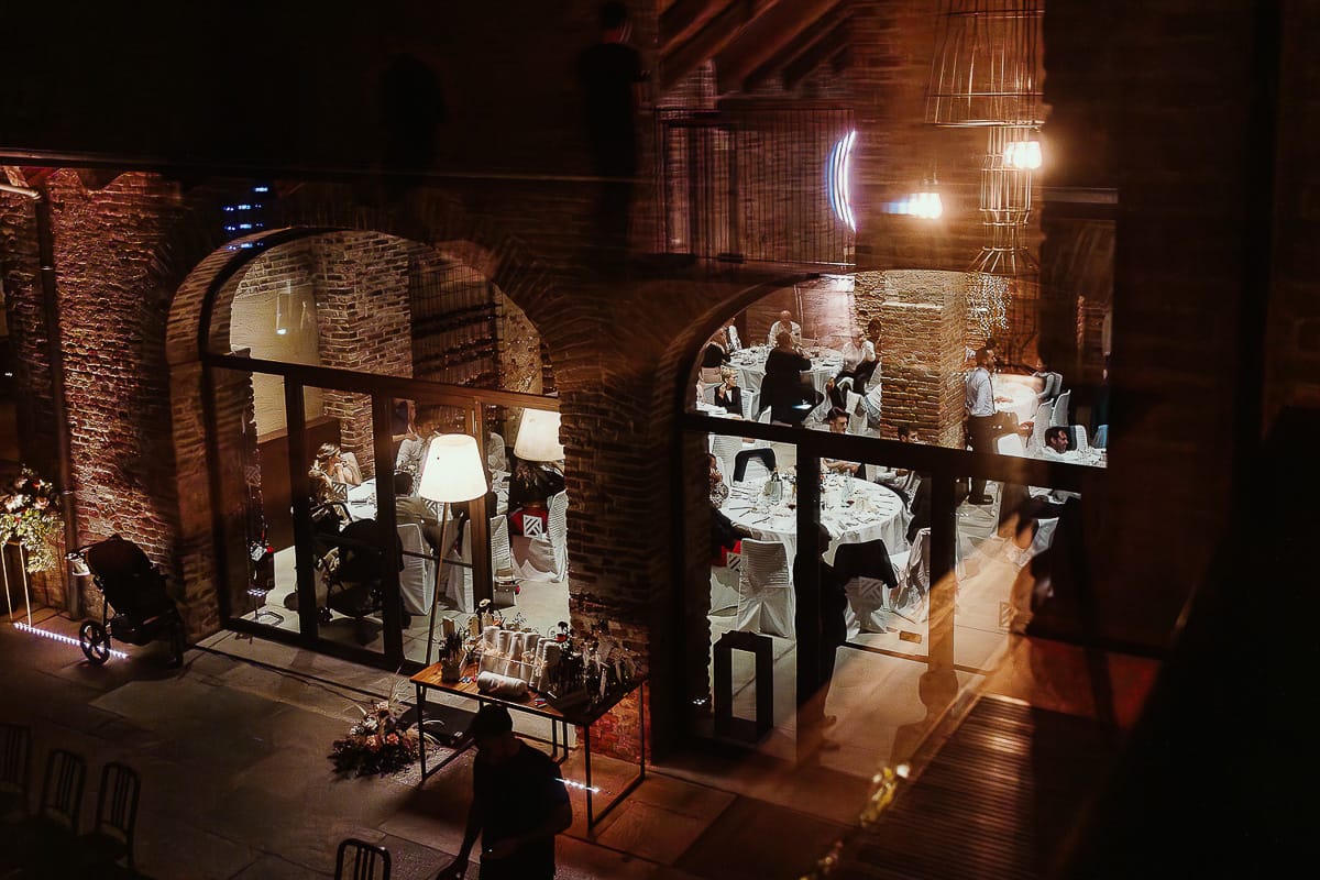 Fotografo matrimonio Torino. Matrimonio eco-consapevole a Cascina Ranverso. Cena. Sala ripresa dall'esterno