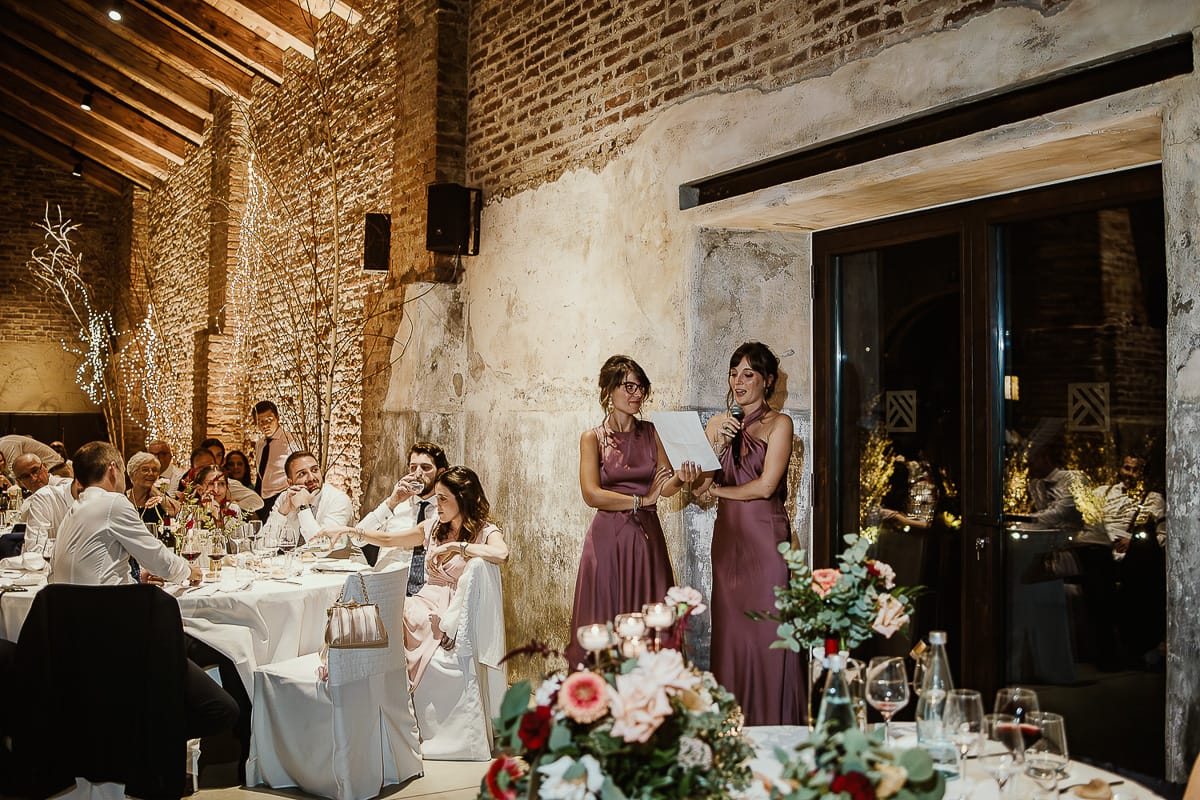 Fotografo matrimonio Torino. Matrimonio eco-consapevole a Cascina Ranverso. Cena. Discorso delle testimoni.