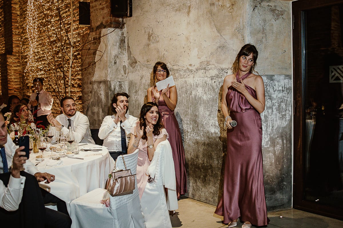 Fotografo matrimonio Torino. Matrimonio eco-consapevole a Cascina Ranverso. Cena. Discorso delle testimoni.